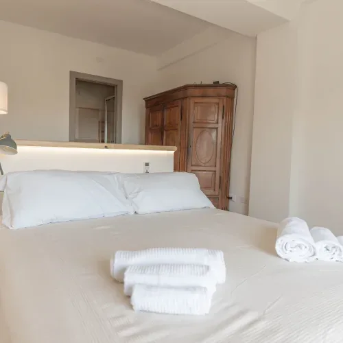 Camera da letto con biancheria pronta