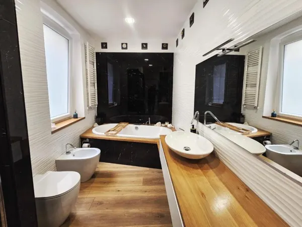 Bagno con vasca e doppio lavabo