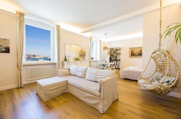 Camera Mare con divano, poltrona sospesa e vista sul porto