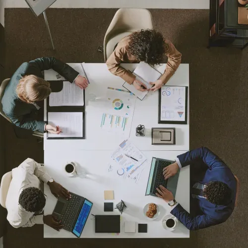 Riunione di lavoro su progetti e documenti